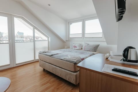 Bed, TV and multimedia, Coffee/tea facilities, Photo of the whole room, Bedroom