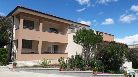 Property building, Garden, Balcony/Terrace