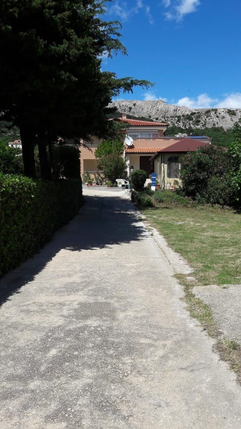 Property building, Facade/entrance, Garden, Area and facilities