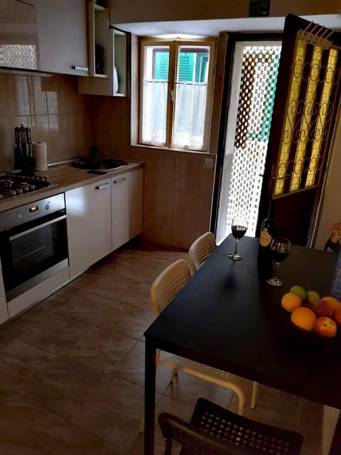 Seating area, Dining area, Communal kitchen