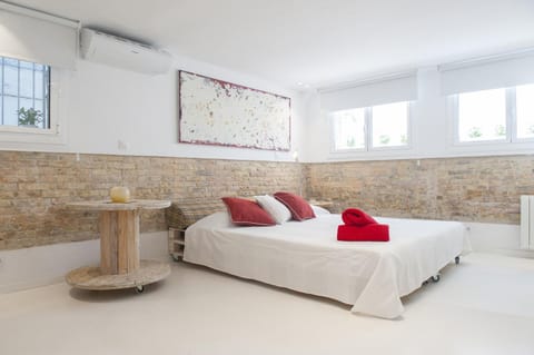 Bed, towels, air conditioner