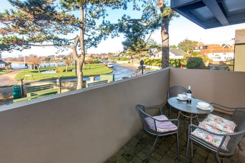 Property building, Balcony/Terrace, Lake view