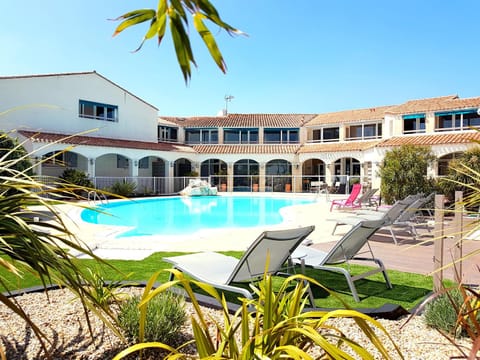 Restaurant/places to eat, Beach, Swimming pool, Swimming pool