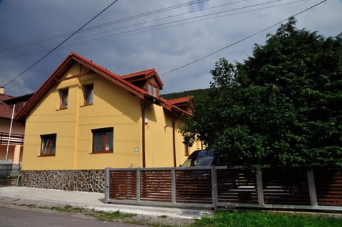 Facade/entrance, Off site, Neighbourhood, Natural landscape, Summer, Decorative detail, On site