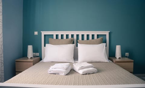 Bed, Bedroom, towels