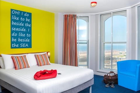 Bed, Photo of the whole room, Sea view