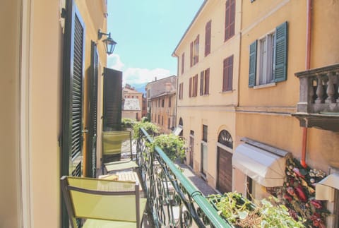 Neighbourhood, Balcony/Terrace, City view, Street view