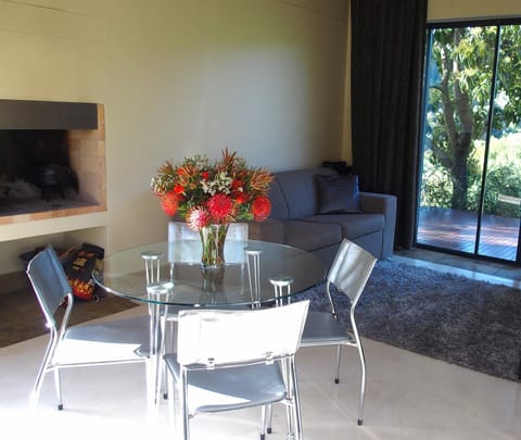 Seating area, Dining area