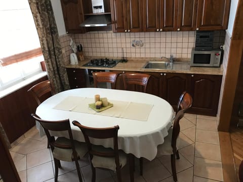 Kitchen or kitchenette, Dining area, stove