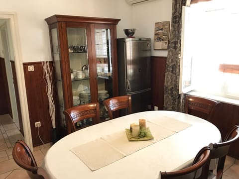 Kitchen or kitchenette, Decorative detail, Dining area