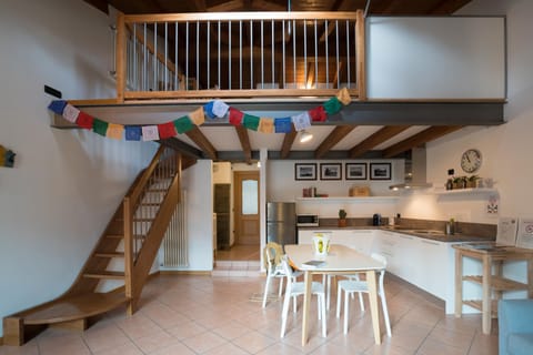 Kitchen or kitchenette, Dining area