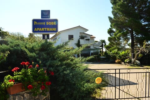 Property building, Facade/entrance, Property logo or sign, Neighbourhood, Garden, Garden view, Inner courtyard view