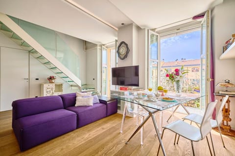 Day, Living room, Seating area, Dining area, Lunch, Lunch