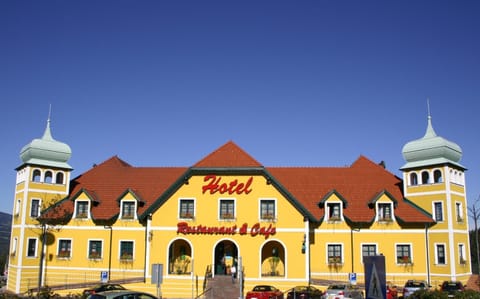 Facade/entrance