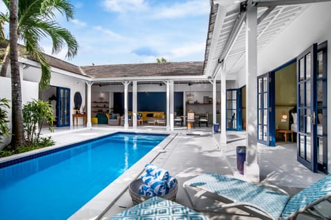 Property building, Day, Pool view, Swimming pool, sunbed