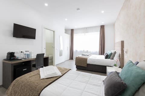 Bed, Bathroom, TV and multimedia, Coffee/tea facilities, Photo of the whole room, Guests, children, young children, group of guests, internet, locker, towels, wardrobe