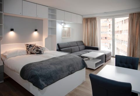 Bed, Day, Living room, Seating area, Bedroom, Autumn, On site