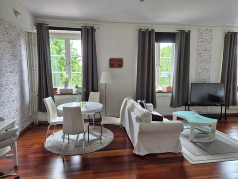 Property building, Seating area, Dining area