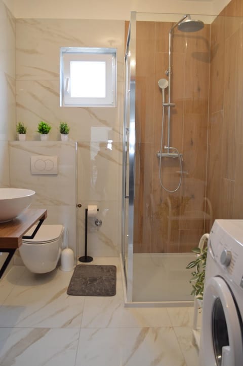 Bathroom, towels, washing machine