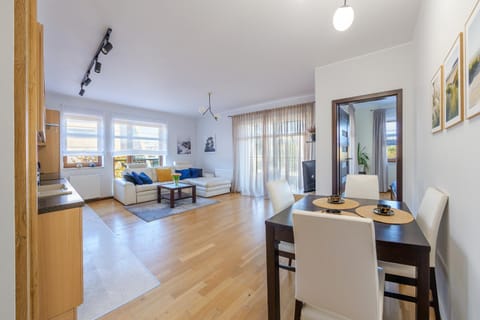 TV and multimedia, Living room, Seating area, Dining area
