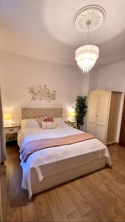 Photo of the whole room, Decorative detail, Breakfast, heating, internet, wardrobe, air conditioner