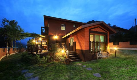 Property building, Facade/entrance, Garden