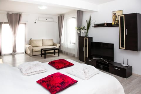Bed, TV and multimedia, Seating area, Bedroom