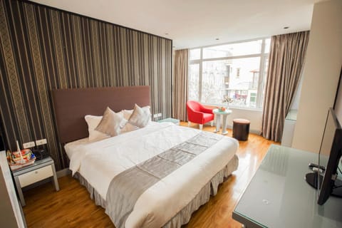 Bed, Photo of the whole room, Decorative detail, City view, Street view
