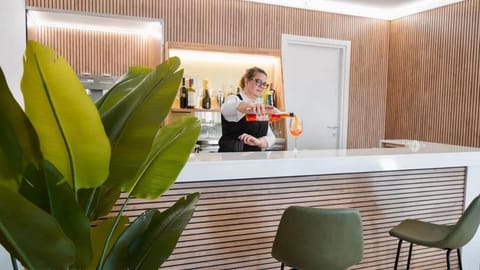 Restaurant/places to eat, Lounge or bar