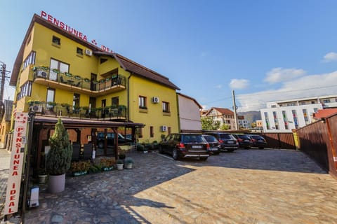 Property building, Patio, TV and multimedia, Parking, locker