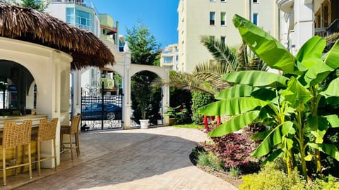 Patio, Facade/entrance