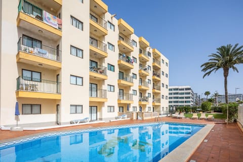 Property building, Balcony/Terrace, Pool view, Swimming pool, Swimming pool