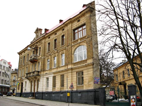 Property building, Nearby landmark, Neighbourhood, Location