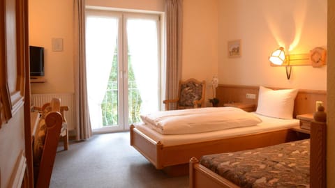 Waldhotel Twiehaus Garni Bed and Breakfast in Lubeck