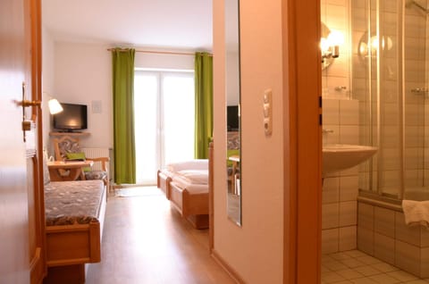 Waldhotel Twiehaus Garni Bed and Breakfast in Lubeck