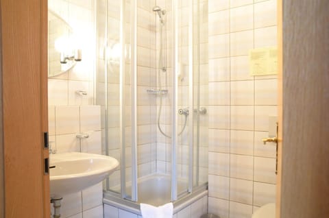 Waldhotel Twiehaus Garni Bed and Breakfast in Lubeck