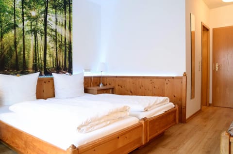Waldhotel Twiehaus Garni Bed and Breakfast in Lubeck