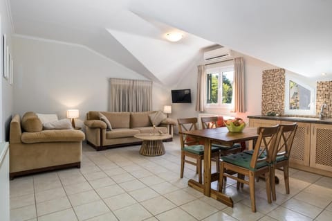 Living room, Seating area, kitchen