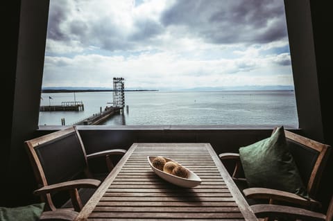 View (from property/room), Living room, Lake view