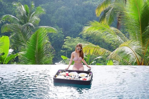 Swimming pool, Breakfast