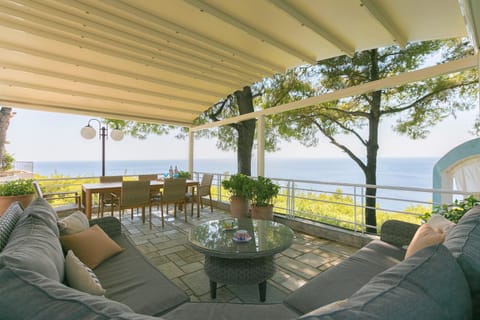 Natural landscape, Coffee/tea facilities, View (from property/room), Balcony/Terrace, Seating area, Dining area, Evening entertainment, Garden view, Landmark view, Mountain view, Sea view