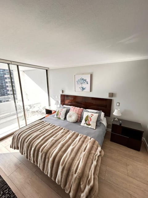 Bed, TV and multimedia, Photo of the whole room