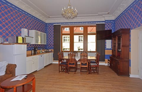 Coffee/tea facilities, Kitchen or kitchenette, Living room, Dining area