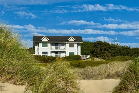 Rascals Oceanfront Retreat House in Oregon