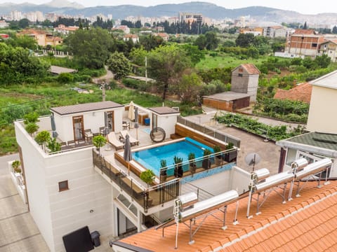 Bird's eye view, Pool view
