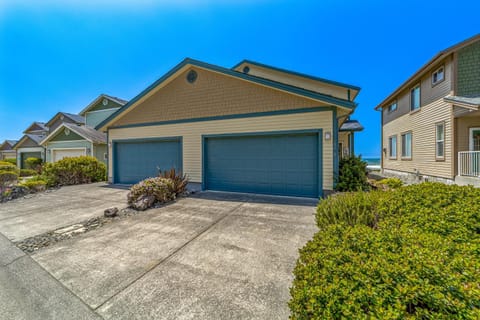Ocean Lover's Landing Apartment in Gold Beach