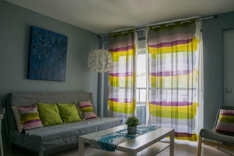 Communal lounge/ TV room, Balcony/Terrace, Lounge or bar, Beach, Pets, Family