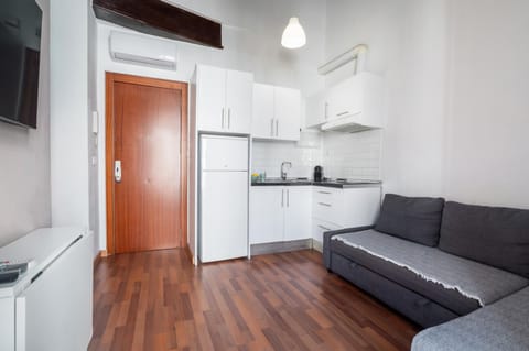 Photo of the whole room, Dining area