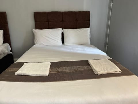 Bed, towels