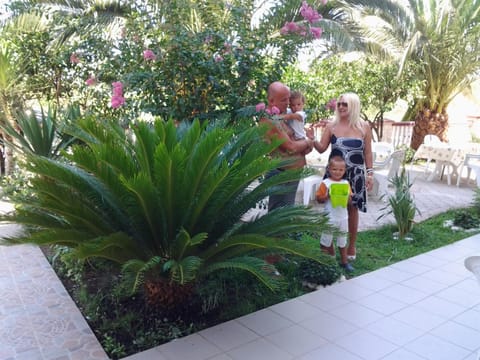 Property building, Garden, Guests, children, Family